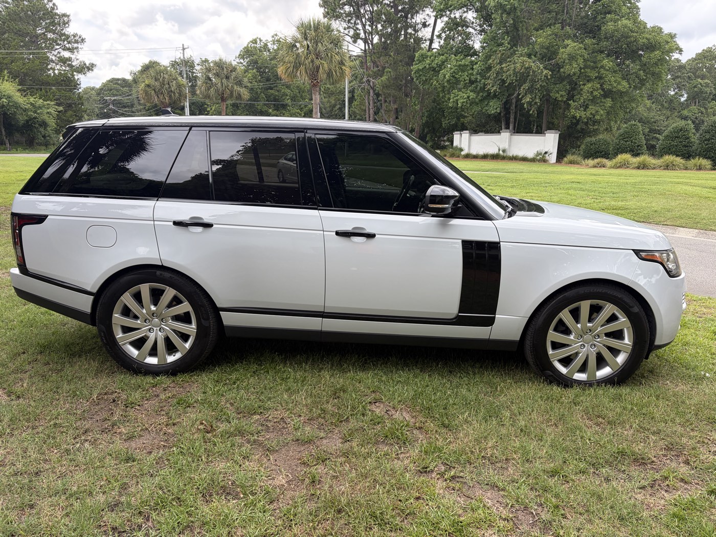 Rear of the TG Car Rentals Range Rover with its South Carolina TG plate